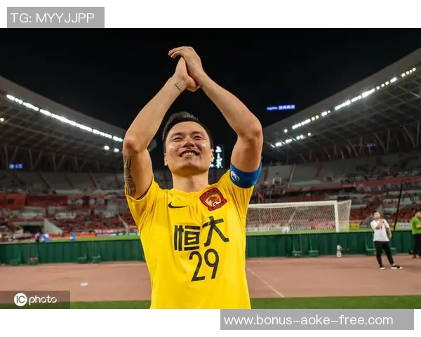 广州恒大足球比赛激战正酣球迷热情高涨期待精彩瞬间再现 广州恒大足球比赛激战正酣球迷热情高涨期待精彩瞬间再现