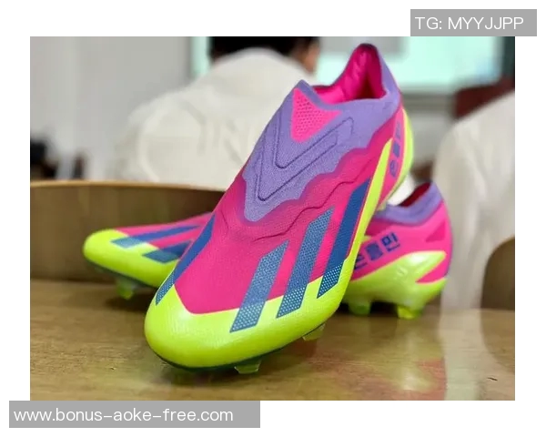 时尚与性能兼备阿迪达斯粉色足球鞋助你在球场上尽显风采